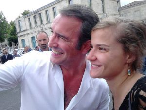 Lena Armas et Jean Dujardin devant le cinéma de Lesparre